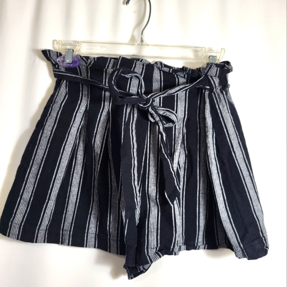 Forever 21 paper bag black and white shorts women's L  #1754